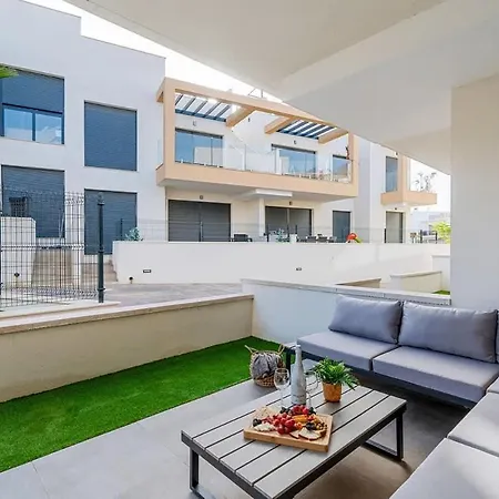 Modern With Private Jacuzzi *